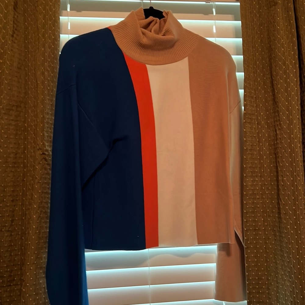Red, orange, white, tan colored turtle neck, Size M